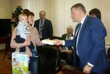 Губернатор Александр Никитин вручил слуховой аппарат юному жителю Кирсанова